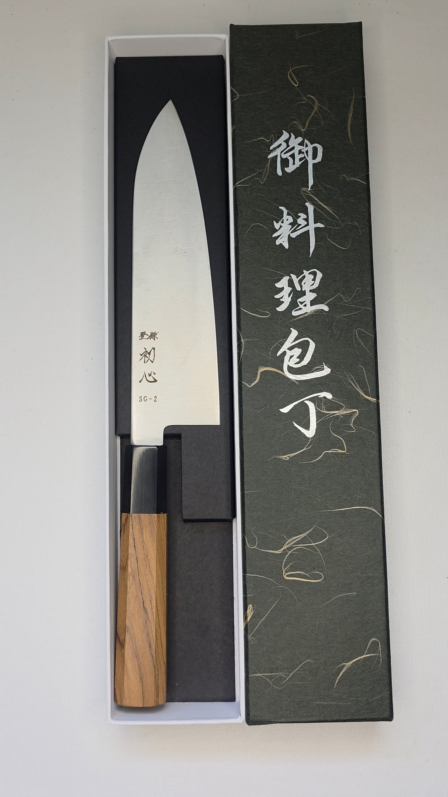 Hatsukokoro Hayabusa SG2 3-Layer Santoku 180mm – Teak Handle